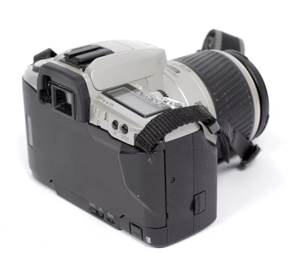 Minolta Maxxum 4/5 (Dynax) advanced 35mm SLR with 35-80 zoom lens